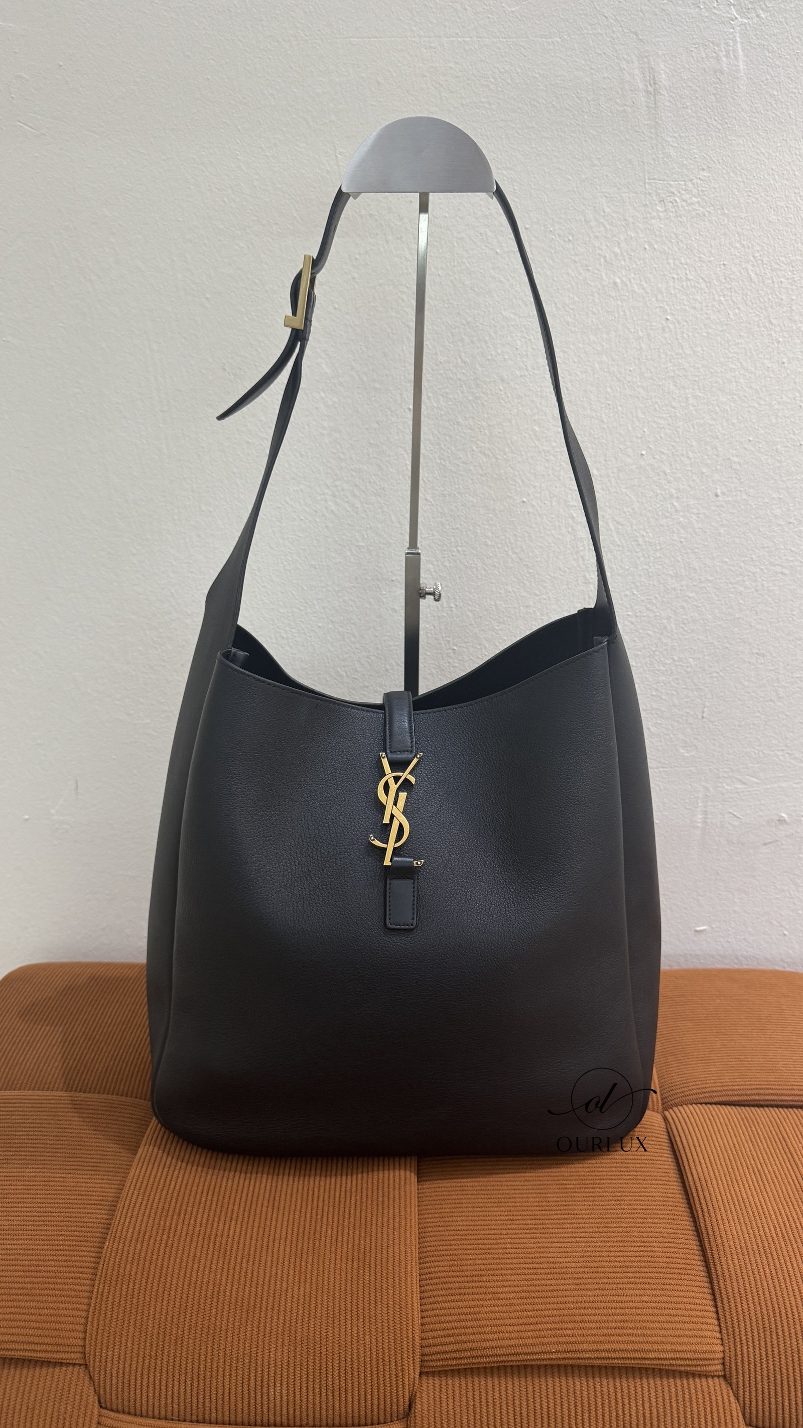 Pre-Owned/ Preloved/ Second Hand Saint Laurent (YSL) Le 5 A 7 Hobo Large, Bag in Black, Gold Hardware Color, Large Size, Front View