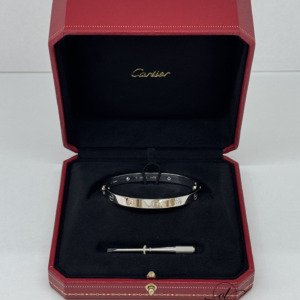Pre-Owned/ Pre-Loved/ Second-Hand Cartier Diamond Love Classic Bracelet, Bracelet in White Gold, 4 Diamonds Color, 17 Size, Front View