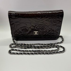 b202501460-chanel-camellia-wallet-on-chain-1 Pre-Owned/ Pre-Loved/ Second-Hand Chanel Camellia Wallet On Chain, Bag in Black (Patent leather slightly discoloured to brown), Silver Hardware Color, 20 x 12.5 x 3.5 cm Size, Front View