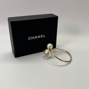 b202501467-chanel-pearl-cc-bracelet Pre-Owned/ Pre-Loved/ Second-Hand Chanel Pearl CC Bracelet, Bracelet in Light Gold, White Pearl Color, Small Size, Front View