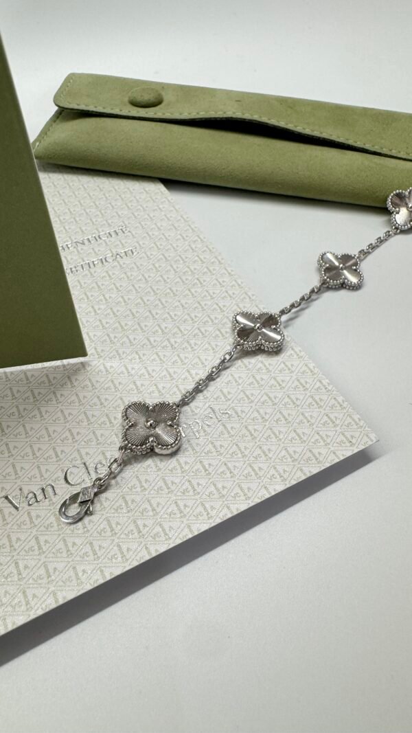 c202502530-van-cleef-arpels-vca-guilloche-5-motif-bracelet-3 Van Cleef & Arpels (VCA) | Guilloche 5 Motif Bracelet