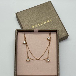 b202410085-bulgari-bvlgari-divas-dream-4-motif-mother-of-pearl-bracelet-rare-3 Pre-Owned/ Pre-Loved/ Second-Hand Bulgari (Bvlgari) Divas’ Dream 4 Motif Mother Of Pearl Bracelet (Rare), Bracelet in Rose Gold Color, SM (15-17.5cm) Size, Front View