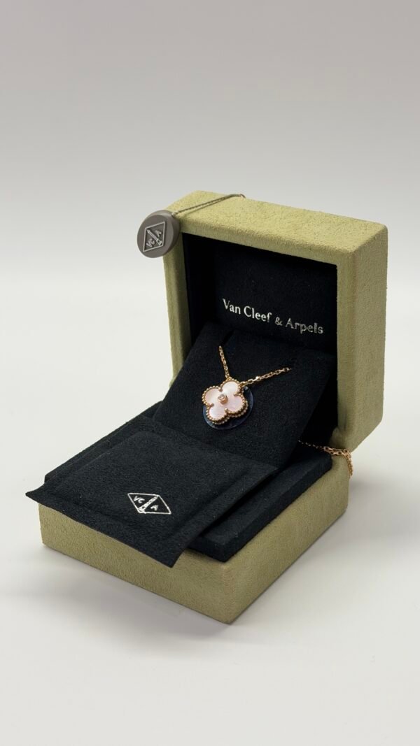 b202502575-van-cleef-arpels-vca-2025-holiday-pendant-diamond-pink-mop-4 Van Cleef & Arpels (VCA) | 2025 Holiday Pendant Diamond Pink MOP