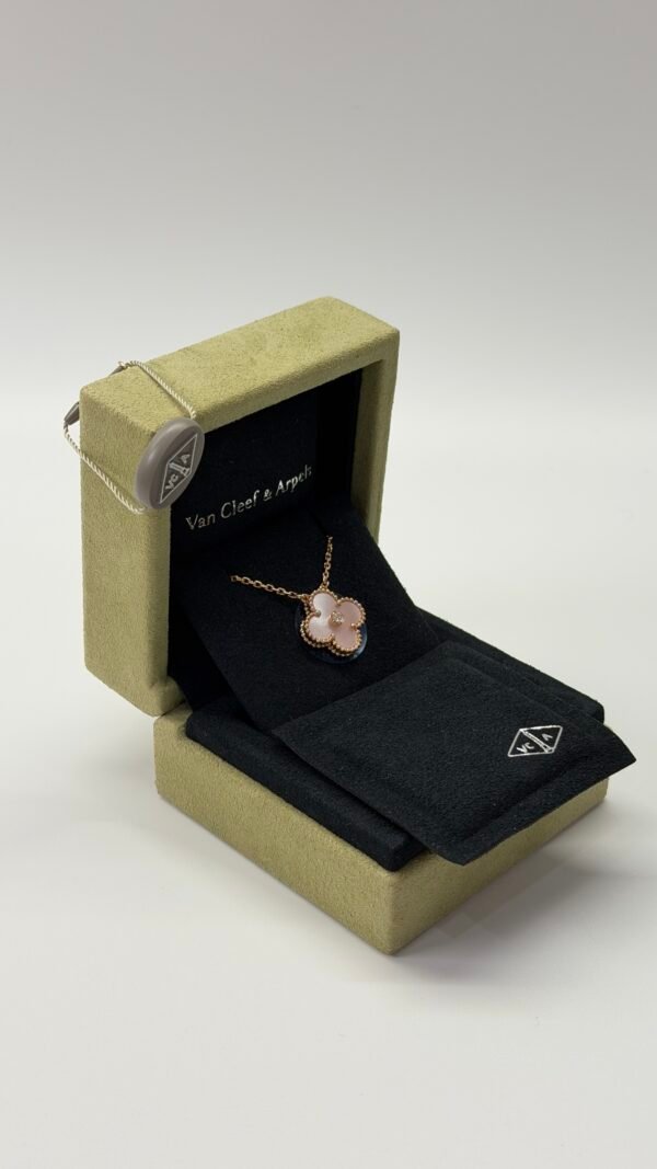 b202502575-van-cleef-arpels-vca-2025-holiday-pendant-diamond-pink-mop-5 Van Cleef & Arpels (VCA) | 2025 Holiday Pendant Diamond Pink MOP