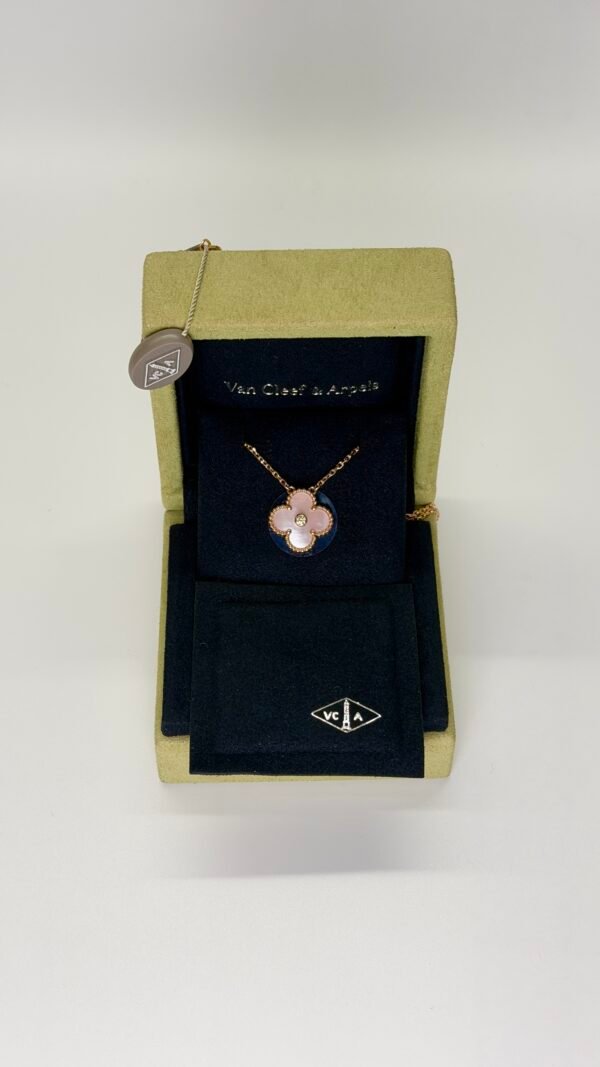 b202502575-van-cleef-arpels-vca-2025-holiday-pendant-diamond-pink-mop-6 Pre-Owned/ Pre-Loved/ Second-Hand Van Cleef & Arpels (VCA) 2025 Holiday Pendant Diamond Pink MOP, Necklace in Pink Mother Of Pearl, Rose Gold Color, Vintage Alhambra Size, Front View