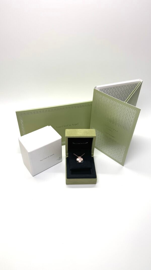 b202502575-van-cleef-arpels-vca-2025-holiday-pendant-diamond-pink-mop Pre-Owned/ Pre-Loved/ Second-Hand Van Cleef & Arpels (VCA) 2025 Holiday Pendant Diamond Pink MOP, Necklace in Pink Mother Of Pearl, Rose Gold Color, Vintage Alhambra Size, Front View