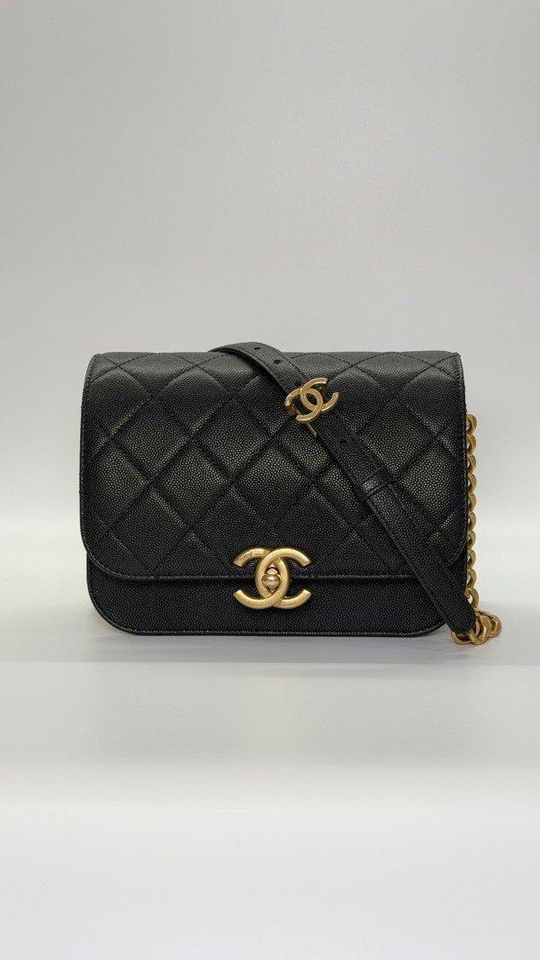 c202501548-chanel-messenger-flap-cavair Pre-Owned/ Pre-Loved/ Second-Hand Chanel 21K City Curve Messenger Flap Cavair, Bag in Black, Gold Hardware Color, 19 x 14 x 10 cm Size, Front View