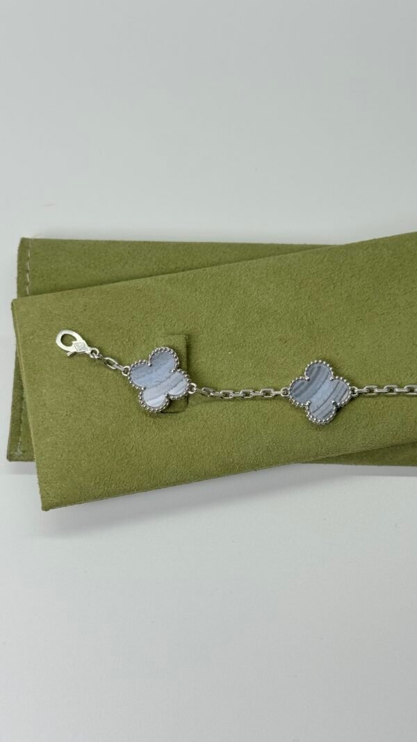c202502565-van-cleef-arpels-vca-chalcedony-alhambra-bracelet-2 Van Cleef & Arpels (VCA) | Chalcedony Alhambra Bracelet