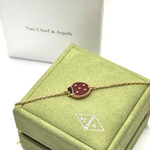 c202502567-van-cleef-arpels-vca-lucky-spring-lady-bug-close-wing-1 Pre-Owned/ Pre-Loved/ Second-Hand Van Cleef & Arpels (VCA) Lucky Spring Lady Bug (Close Wing), Bracelet in Carnelian, Onyx, Rose Gold Color, 17.5cm Size, Front View