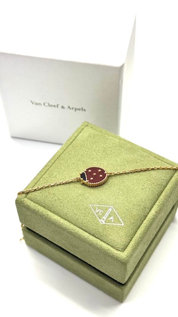 c202502567-van-cleef-arpels-vca-lucky-spring-lady-bug-close-wing-1 Pre-Owned/ Pre-Loved/ Second-Hand Van Cleef & Arpels (VCA) Lucky Spring Lady Bug (Close Wing), Bracelet in Carnelian, Onyx, Rose Gold Color, 17.5cm Size, Front View