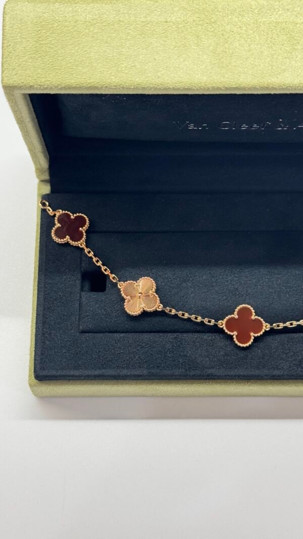 b202502628-van-cleef-arpels-vca-guilloche-carnelian-alternate-bracelet-1 Van Cleef & Arpels (VCA) | Guilloche Carnelian Alternate Bracelet