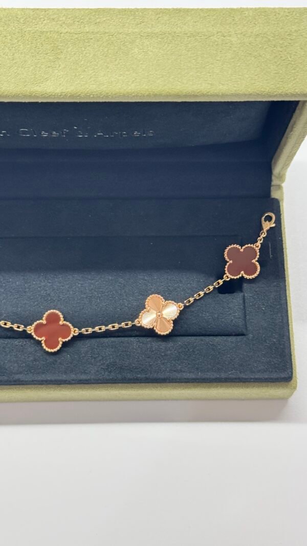 b202502628-van-cleef-arpels-vca-guilloche-carnelian-alternate-bracelet-2 Van Cleef & Arpels (VCA) | Guilloche Carnelian Alternate Bracelet