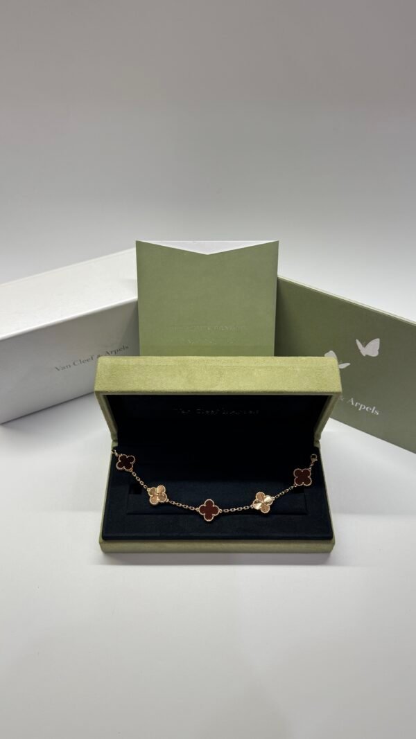 b202502628-van-cleef-arpels-vca-guilloche-carnelian-alternate-bracelet-3 Van Cleef & Arpels (VCA) | Guilloche Carnelian Alternate Bracelet