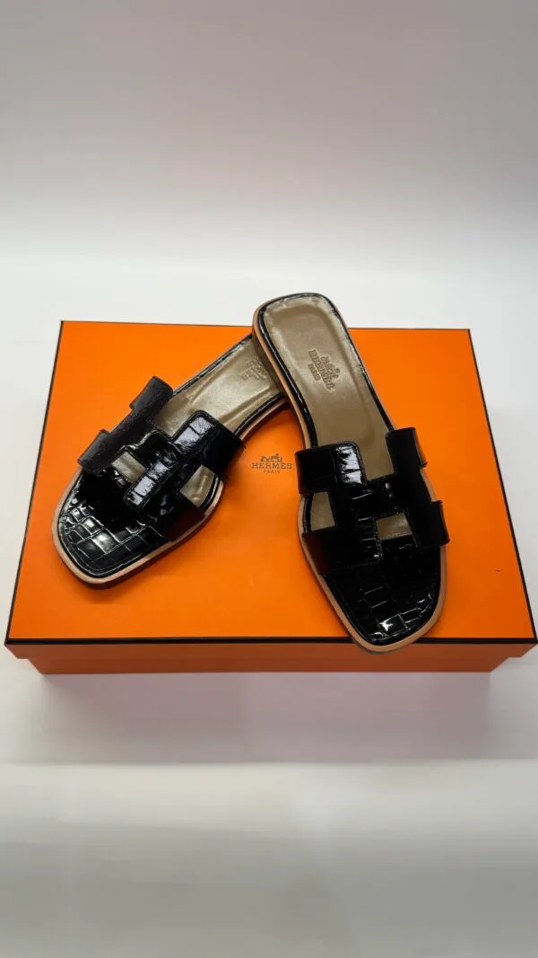b202506634-hermes-oran-sandals-alligator Pre-Owned/ Pre-Loved/ Second-Hand Hermes Oran Sandals Alligator, Shoe in Shiny Black Color, 36 Size, Front View