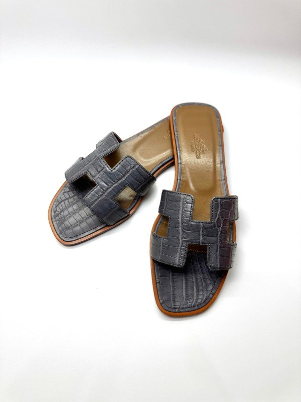 Pre-Owned/ Pre-Loved/ Second-Hand Hermes Oran Sandals Alligator, Shoe in  Matte Grey Color, 36.5 Size, Front View