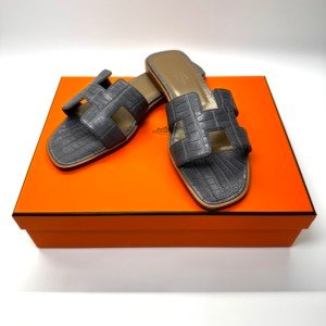 b202506635-hermes-oran-sandals-alligator-2 Pre-Owned/ Pre-Loved/ Second-Hand Hermes Oran Sandals Alligator, Shoe in Matte Grey Color, 36.5 Size, Front View