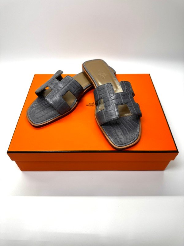 Pre-Owned/ Pre-Loved/ Second-Hand Hermes Oran Sandals Alligator, Shoe in  Matte Grey Color, 36.5 Size, Front View
