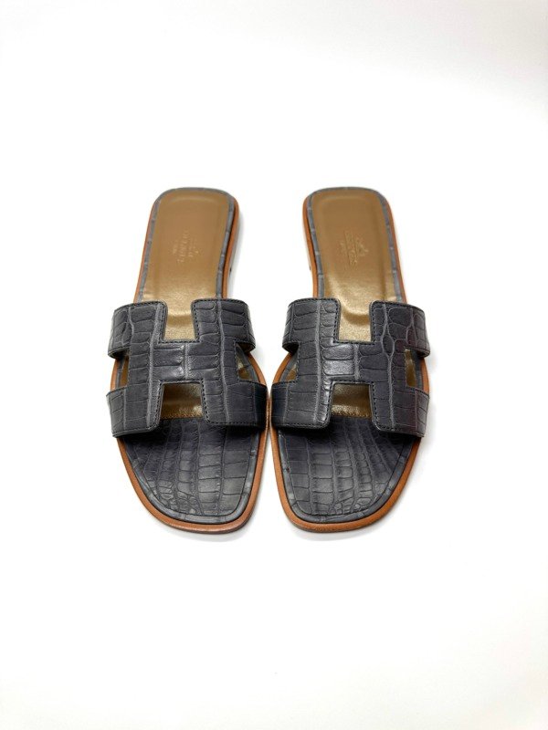 Pre-Owned/ Pre-Loved/ Second-Hand Hermes Oran Sandals Alligator, Shoe in  Matte Grey Color, 36.5 Size, Front View