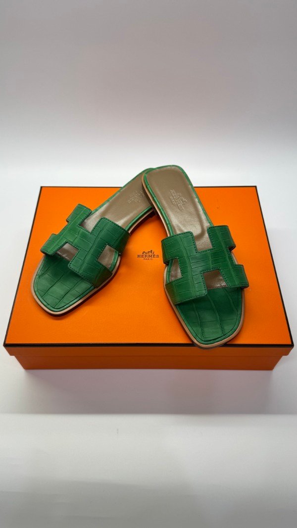 Pre-Owned/ Pre-Loved/ Second-Hand Hermes Oran Sandals Alligator, Shoe in Matte Green Color, 36.5 Size, Front View
