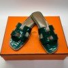 b202506638-hermes-oran-sandals-alligator Pre-Owned/ Pre-Loved/ Second-Hand Hermes Oran Sandals Alligator, Shoe in Shinny Green Color, 36 Size, Front View