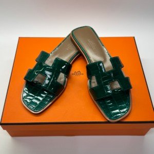 b202506638-hermes-oran-sandals-alligator Pre-Owned/ Pre-Loved/ Second-Hand Hermes Oran Sandals Alligator, Shoe in Shinny Green Color, 36 Size, Front View