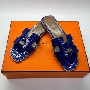 Pre-Owned/ Pre-Loved/ Second-Hand Hermes Oran Sandals Shiny Alligator, Shoe in Shinny Blue Electriqe Color, 36 Size, Front View