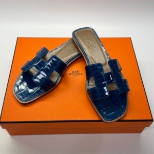 b202506640-hermes-oran-sandals-alligator Pre-Owned/ Pre-Loved/ Second-Hand Hermes Oran Sandals Alligator, Shoe in Shinny Blue Color, 36 Size, Front View