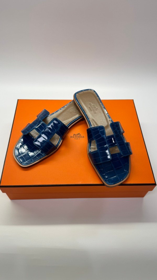 b202506640-hermes-oran-sandals-alligator Pre-Owned/ Pre-Loved/ Second-Hand Hermes Oran Sandals Alligator, Shoe in Shinny Blue Color, 36 Size, Front View