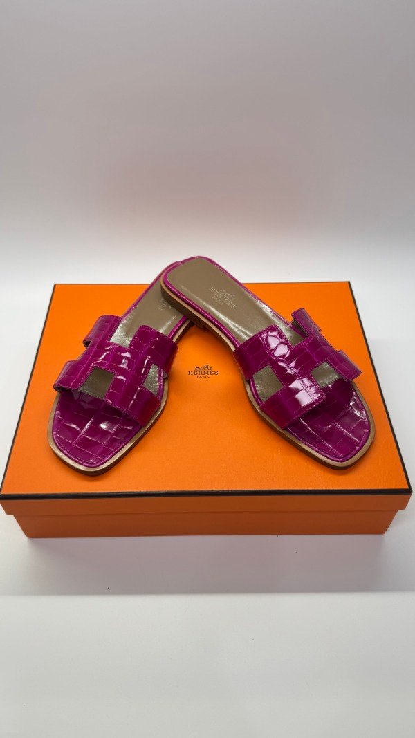b202506641-hermes-oran-sandals-alligator Pre-Owned/ Pre-Loved/ Second-Hand Hermes Oran Sandals Alligator, Shoe in Shinny Purple Color, 36 Size, Front View