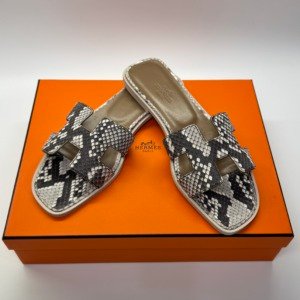 b202506646-hermes-oran-sandals-snake Pre-Owned/ Pre-Loved/ Second-Hand Hermes Oran Sandals Snake, Shoe in Grey Color, 37 Size, Front View