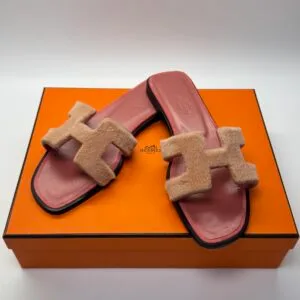 b202506649-hermes-oran-sandals-fur Pre-Owned/ Pre-Loved/ Second-Hand Hermes Oran Sandals Fur, Shoe in Rouge Blush Color, 36.5 Size, Front View