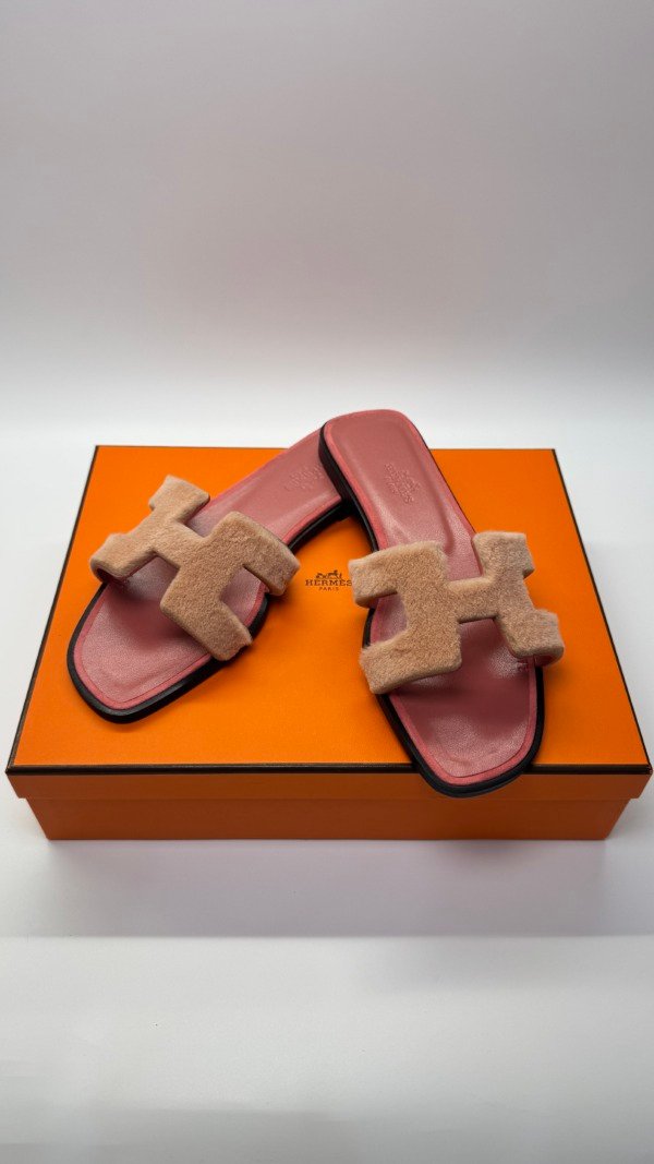 b202506649-hermes-oran-sandals-fur Pre-Owned/ Pre-Loved/ Second-Hand Hermes Oran Sandals Fur, Shoe in Rouge Blush Color, 36.5 Size, Front View