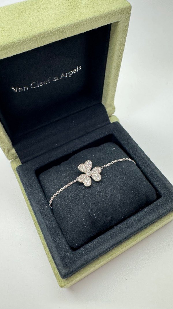 c202502659-van-cleef-arpels-vca-diamond-mini-frivole-bracelet-3 Van Cleef & Arpels (VCA) | Diamond Mini Frivole Bracelet