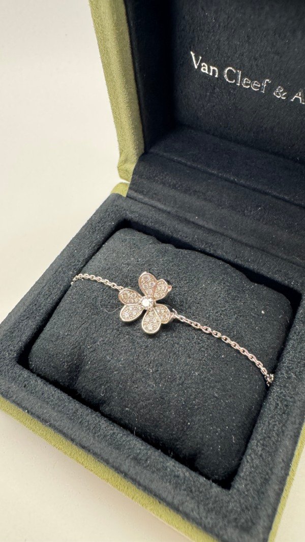 c202502659-van-cleef-arpels-vca-diamond-mini-frivole-bracelet-4 Van Cleef & Arpels (VCA) | Diamond Mini Frivole Bracelet