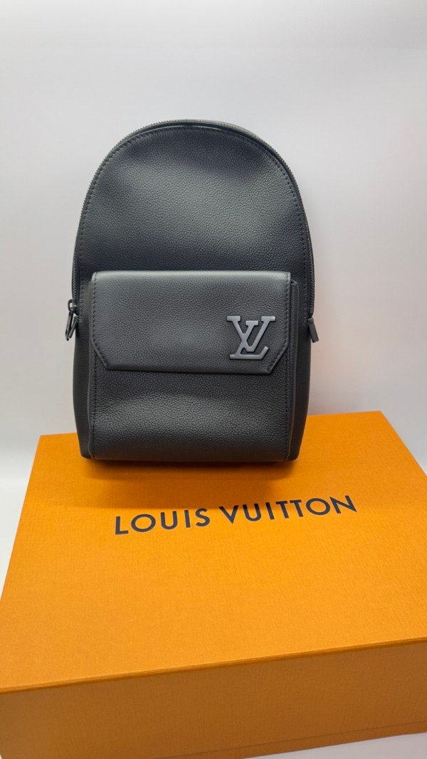 c202505658-louis-vuitton-lv-pilot-sling Pre-Owned/ Pre-Loved/ Second-Hand Louis Vuitton (LV) Pilot Sling, Bag in Black Color, 19 x 28 x 5 cm Size, Front View