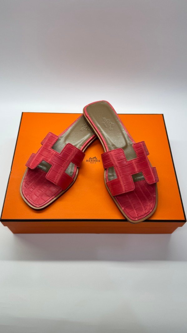 Pre-Owned/ Pre-Loved/ Second-Hand Hermes Oran Sandals Alligator, Shoe in Matte Coral Color, 36.5 Size, Front View