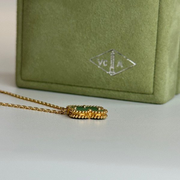 b202602677-van-cleef-arpels-vca-malachite-necklace-2 Van Cleef & Arpels (VCA) | Malachite Necklace