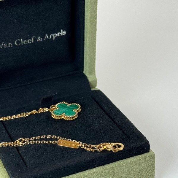 b202602677-van-cleef-arpels-vca-malachite-necklace-4 Van Cleef & Arpels (VCA) | Malachite Necklace