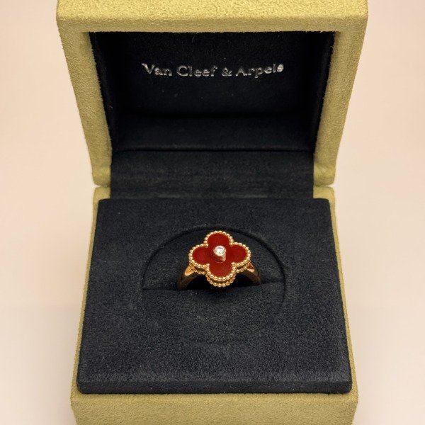 b202602725-van-cleef-arpels-vca-diamond-carnelian-alhambra-ring-1 Van Cleef & Arpels (VCA) | Diamond Carnelian Alhambra Ring