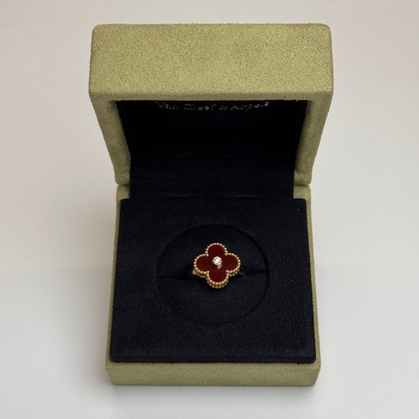 b202602725-van-cleef-arpels-vca-diamond-carnelian-alhambra-ring-2 Van Cleef & Arpels (VCA) | Diamond Carnelian Alhambra Ring