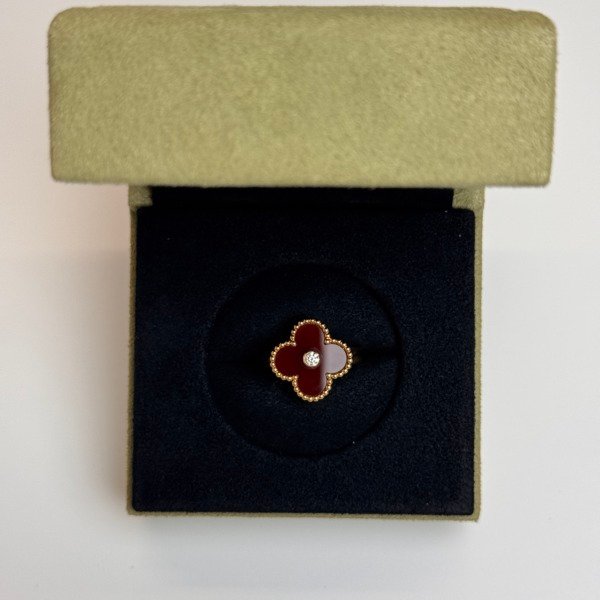 b202602725-van-cleef-arpels-vca-diamond-carnelian-alhambra-ring-3 Van Cleef & Arpels (VCA) | Diamond Carnelian Alhambra Ring