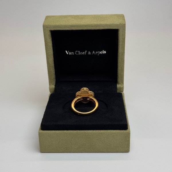 b202602725-van-cleef-arpels-vca-diamond-carnelian-alhambra-ring-5 Van Cleef & Arpels (VCA) | Diamond Carnelian Alhambra Ring