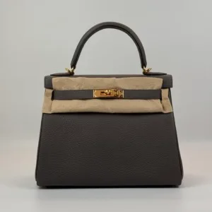 b202606731-hermes-kelly-28-togo Pre-Owned/ Pre-Loved/ Second-Hand Hermes Kelly 28 Togo, Bag in Etain, Gold Hardware Color, 28 Size, Front View