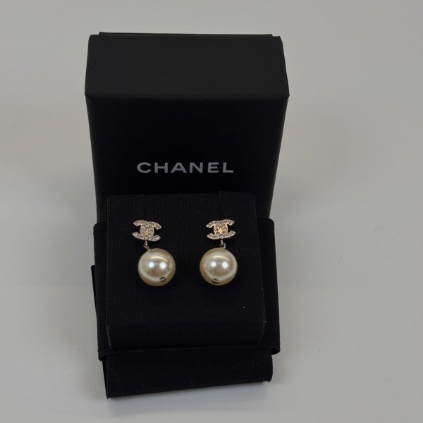 c202601792-chanel-classic-pearl-earring Pre-Owned/ Pre-Loved/ Second-Hand Chanel Classic Pearl Earring, Earring in Silver Color, 2cm Drop Length Size, Front View