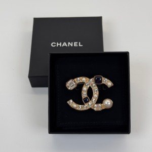 Pre-Owned/ Pre-Loved/ Second-Hand Chanel CC Crystal & Pearl Brooches, Others in Gold Color, 5.5cm Size, Front View