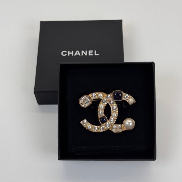 Pre-Owned/ Pre-Loved/ Second-Hand Chanel CC Crystal & Pearl Brooches, Others in Gold Color, 5.5cm Size, Front View