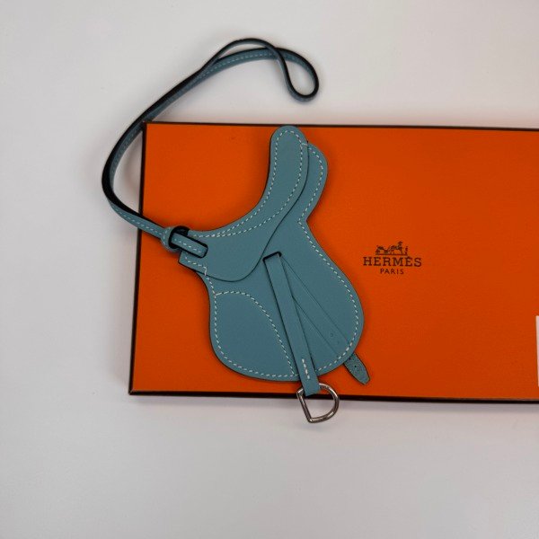 c202606783-hermes-saddle-charm-2 Hermes | Saddle Charm