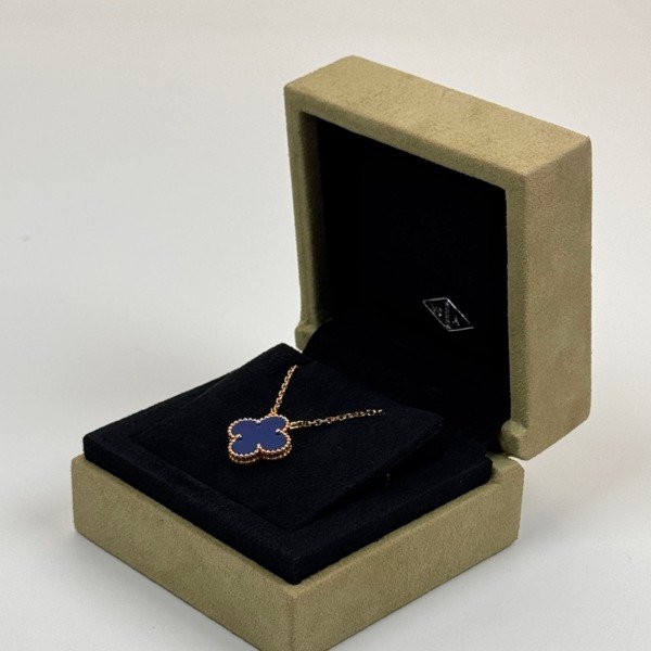 b202602872-van-cleef-arpels-vca-agate-vintage-alhambra-necklace-2 Van Cleef & Arpels (VCA) | Agate Vintage Alhambra Necklace