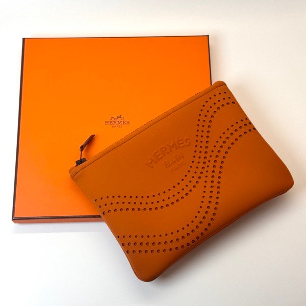 c202606858-hermes-neobain-waves-pouch Pre-Owned/ Pre-Loved/ Second-Hand Hermes NeoBain Waves Pouch , Wallet in Orange Color, L21 x H17 cm Size, Front View