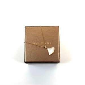 c202610942-bulgari-bvlgari-divas-dream-pendant-necklace-1 Pre-Owned/ Pre-Loved/ Second-Hand Bulgari (Bvlgari) Diva’s Dream Pendant Necklace, Necklace in Mother of Pearl Color, Size, Front View